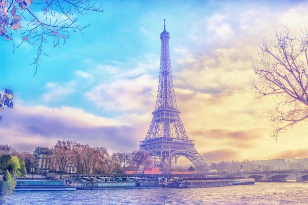 برج ایفل در غروب خورشید در پاریس فرانسه پس زمینه سفر رمانتیک