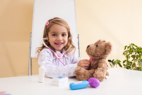 دختر کوچولو رفتار خرس مفهوم و درمان دوران کودکی است