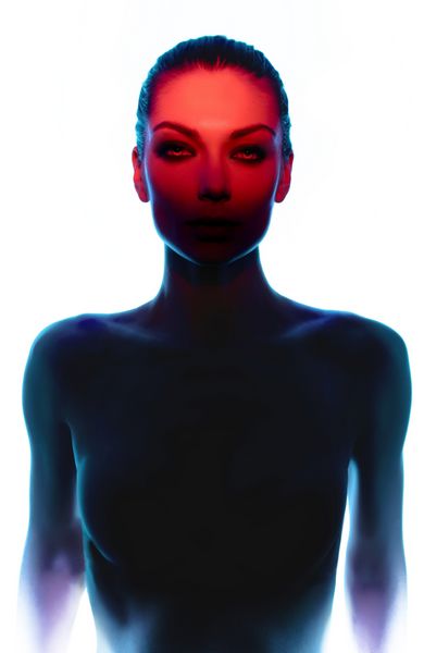 زن جوان در تاریکی با نور قرمز در پس زمینه سفید استودیو