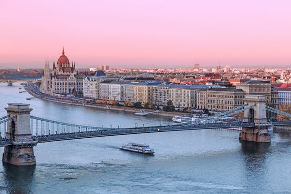 منظره غروب آفتابی از مرکز تاریخی بوداپست در دهانه رود دانوب