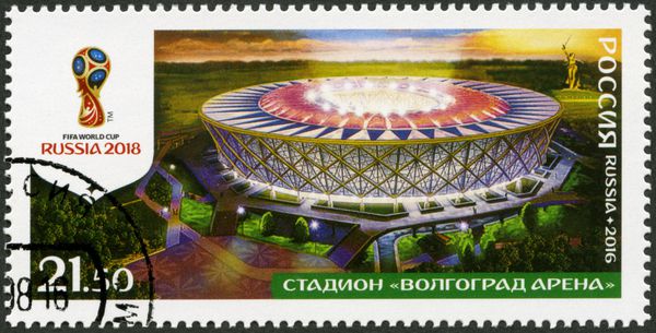 مسکو روسیه 26 اوت 2016 یک تمبر چاپ شده در روسیه نشان می دهد که والگگراف آرنا ولگوگراد استادیوم سری جام جهانی فوتبال 2018 روسیه
