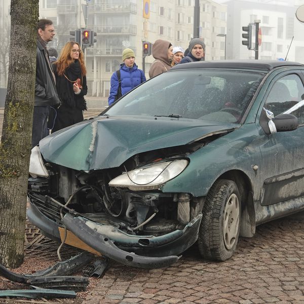 هلسینکی فنلاند 4 آوریل 2016 ماشین در هلسینکی فنلاند سقوط کرد
