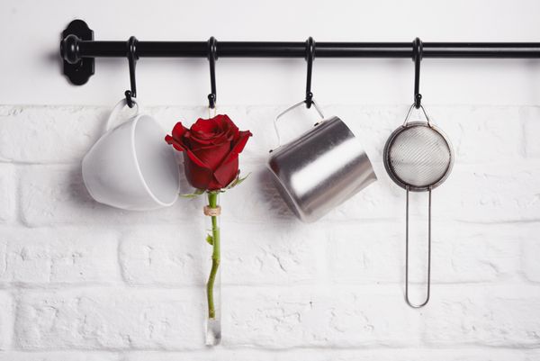 ظروف آشپزخانه گل قرمز در رتبه مفهوم سنت ولنتاین