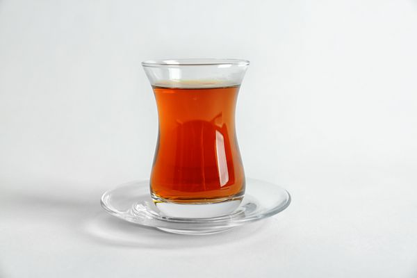 چای ترکی در شیشه ای سنتی بر روی سفید