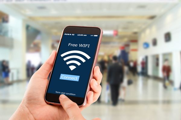 رایگان wi-fi conceptHands نگه داشتن تلفن همراه در راه رفتن مرد کسب و کار مبهم است
