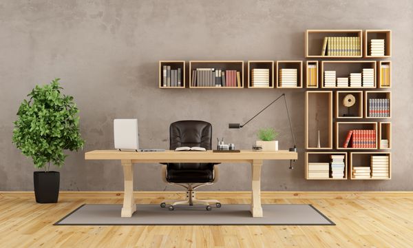 دفتر با مبلمان چوبی با میز کلاسیک و قفسه کتاب روی دیوار رندر 3d