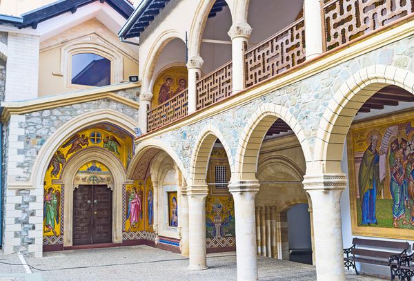TROODOS CYPRUS 2 آگوست 2014 ورود در کلیسای مریم مقدس Kikekos صومعه در اطراف آیکون های زیبا موزاییک در 2 اوت در Troodos
