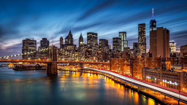 پل بروکلین و منهتن پایین تر در غروب خورشید با ردیابی ترافیک ساعت های عجله در FDR