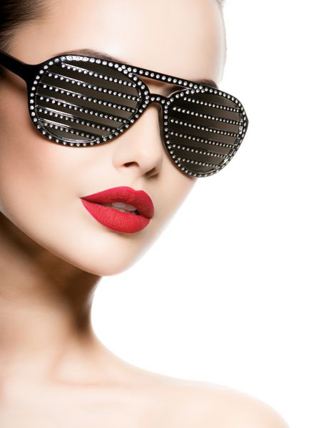 پرتره زن از زن عینک آفتابی سیاه و سفید با الماس و لب های قرمز