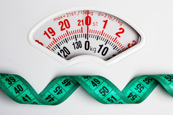 رژیم غذایی کم وزن مفهوم باریک اندازه گیری نوار نزدیک در مقیاس وزن سفید