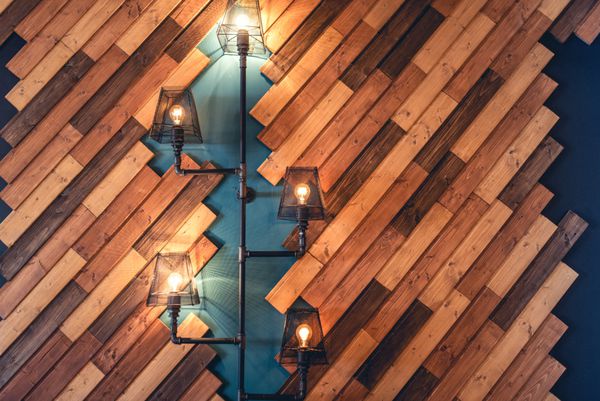 رستوران مدرن با عناصر تزئینی روستایی جزئیات طراحی داخلی با چراغ های لامپ و چراغ دکوراسیون دیوار چوبی با چراغهای پرطرفدار
