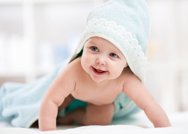 خنده دار بچه کودک خزنده زیر دستمال پس از حمام