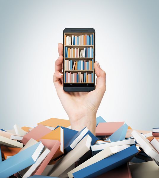 دست یک گوشی هوشمند با قفسه کتاب روی صفحه دارد یک دسته از کتاب های رنگارنگ یک مفهوم آموزش و تکنولوژی پس زمینه آبی روشن