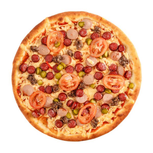 پیتزا با پترامی گوجه فرنگی خیار گوشت گاو و سوسیس جدا شده بر روی سفید