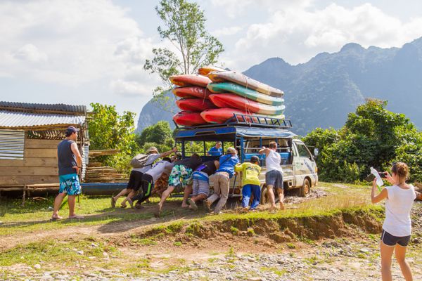 VANG VIENG LAOS OCT 18 توریستی ناشناخته به کمک ماشین که در گلدان در جاده ای در 18 اکتوبر 2015 در Vang Vieng Laos قرار دارد ونگ وینگ یک شهر گردشگری گرا در لائوس است که در رودخانه نم سام قرار دارد