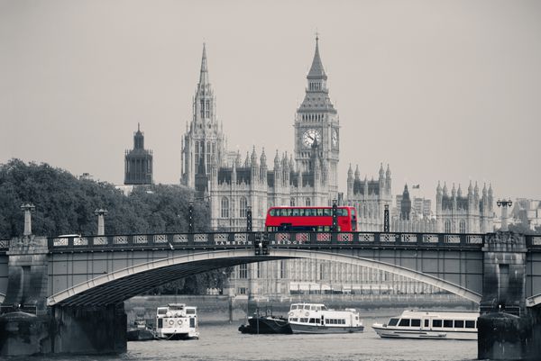 بیگ بن مجلس نمایندگان و پل لامبث با اتوبوس قرمز در لندن