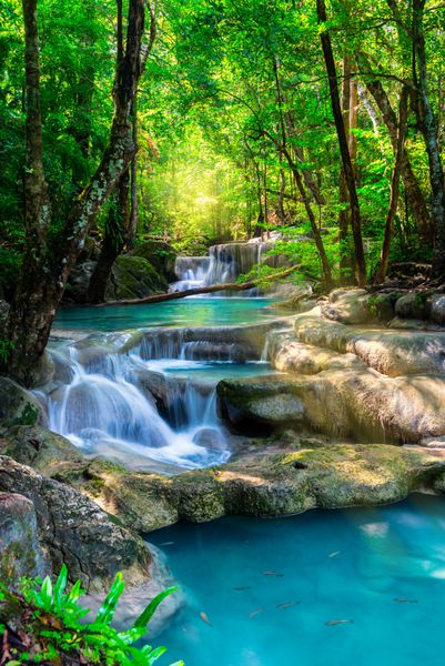 آبشار زیبا در جنگلهای گرمسیری تایلند
