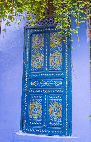 درب چوبی تزئین شده با الگوی گل رنگی سوس تونس