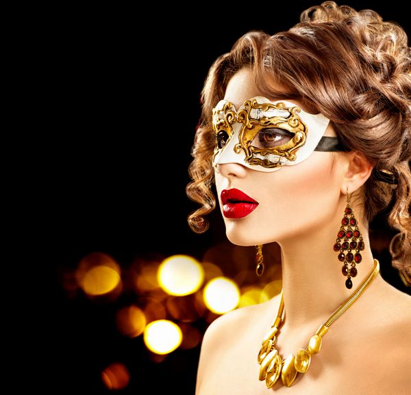 مدل زن زیبایی پوشیدن ماسک کارناوال masquerade venetian در حزب بیش از تعطیلات تاریک پس زمینه با تب و تاب سحر و جادو جشن کریسمس و سال نو خانم زرق و برق با آرایش کامل و مدل موهای