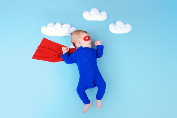 نوزاد قهرمان کوچولو فوق العاده پرواز از طریق آسمان