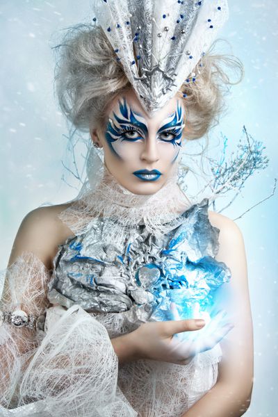 دختر زیبا با خلاق آرایش برای سال جدید پرتره زمستانی رنگ های روشن لب های آبی مو طراحی زیبا لباس هنر مفهومی