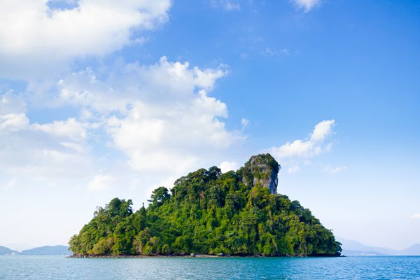 جزیره در Langkawi جدا شده توسط دریا محاصره شده است