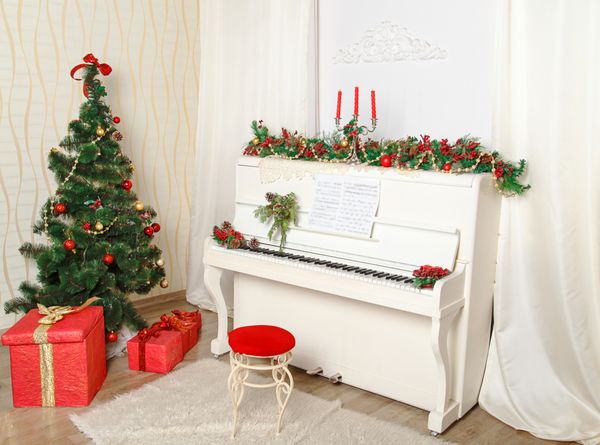 اتاق داخلی کریسمس با درختان صنوبر و پیانو