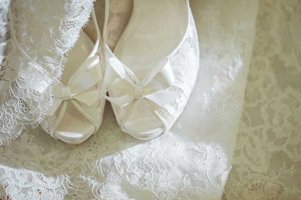 کفش عروسی در پس زمینه لباس عروسی