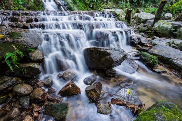 آبشار زیبا در جنگل عمیق در پارک ملی