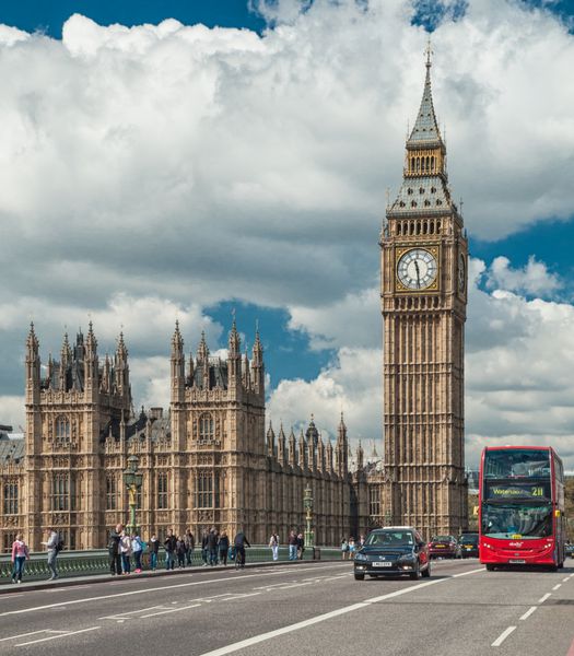 لندن UNITED KINGDOM APRIL 26 2015 اتوبوس قرمز و اتوبوس سیاه و سفید در لندن بریتانیا در تاریخ 26 آوریل 2015 لندن پایتخت انگلستان است