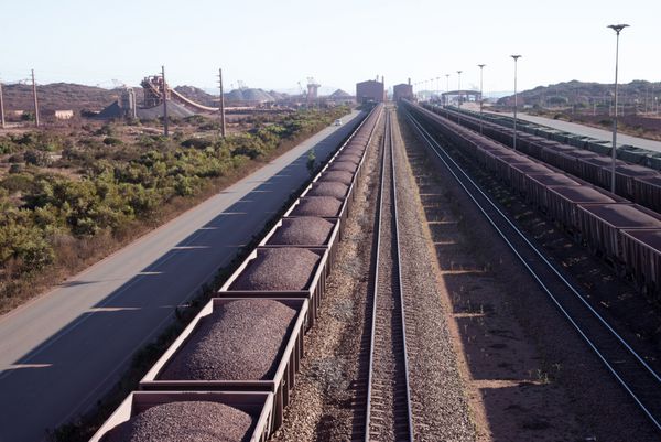 ترمینال مدیریت زهکشی SALDANHA BAY در آفریقای جنوبی CIRCA 2014 سنگ آهن آهن در حمل و نقل در کامیون های راه آهن برای بارگیری در بندر ترمینال خلیج Saldanha در ساحل غربی آفریقای جنوبی