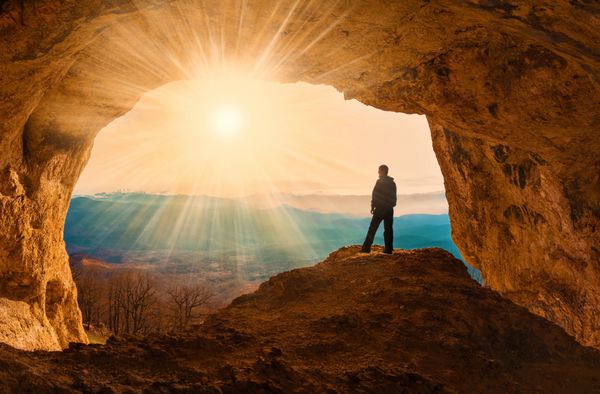 غروب آفتاب زیبا کوهستان در شمال کشور روسیه قفقاز منظره منحصر به فرد mainsail چهره یک مرد غار قدیمی ورزش و سرگرمی فعال پس زمینه Spelunking جستجو