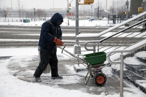 BRONX NEW YORK USA 19 فوریه انسان در طول بارش برف از اسپری نمک استفاده می کند 2015 فوریه 19 در برکس نیویورک گرفته شده است