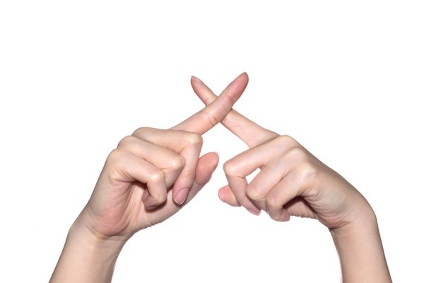 زن دست انگشتان دست انگشتان را تشکیل می دهد x جدا شده بر روی زمینه سفید