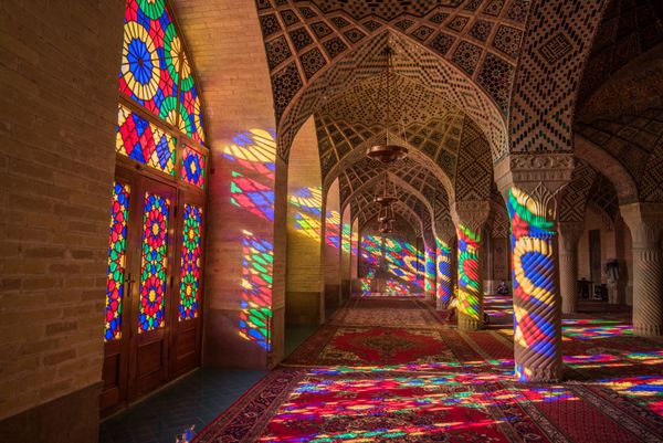 شیراز ایران 23 دسامبر 2016 نور رنگی از طریق شیشه ای رنگی در مسجد نصیرالملک مسجد صورتی یک مسجد سنتی در شیراز ایران است