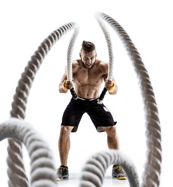 مرد عضلانی جذاب با طناب های سنگین کار می کند عکس مرد خوش تیپ در لباس ورزشی جدا شده بر روی زمینه سفید Crossfit