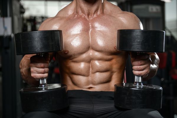 مرد وحشیانه ورزش مردانه پمپ کردن عضلات و آموزش در تمرین بدنسازی تمرین مفهوم پس زمینه بدنسازان عضلانی مردان خوش تیپ انجام تمرینات در بدن تنه