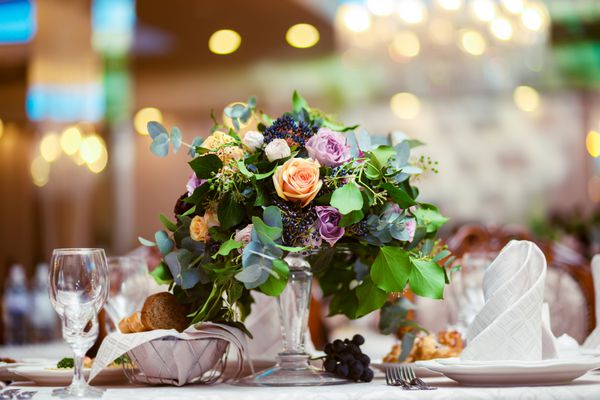 گل های زیبا در میز عروسی