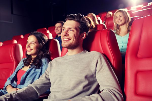 سینما سرگرمی و مفهوم مردم دوستان تماشای فیلم در تئاتر