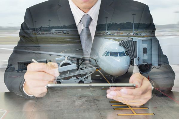 قرار گرفتن در معرض دو شخص بازرگانی با قرص و فرودگاه در زمینه حرکت به عنوان مفهوم ارتباطات و حمل و نقل
