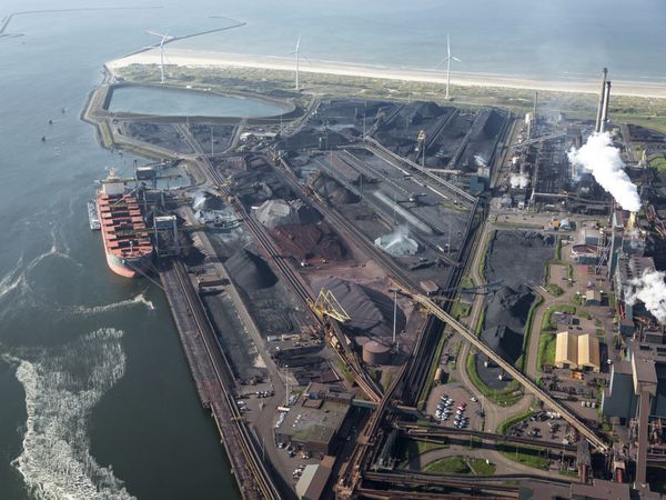 11 اکتبر 2015 IJmuiden هلند نمایش هوایی از کارخانه فولاد Tata در Noordzeekanaal با یک بار حمل بار بزرگ و بارگیری سنگ آهن