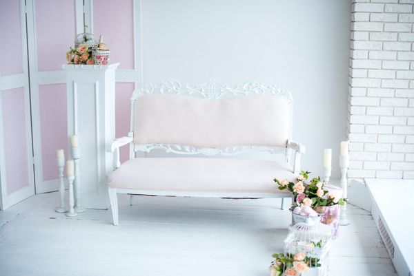 طراحی داخلی در سفید با مبل های قدیمی و گل و شمع