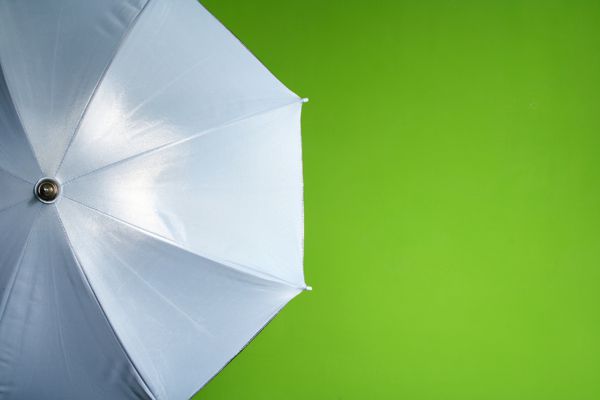 چتر سفید بر روی زمینه سبز