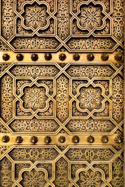 جزئیات یک درب طلایی تزئین شده با اشکال هندسی سنتی سنتی