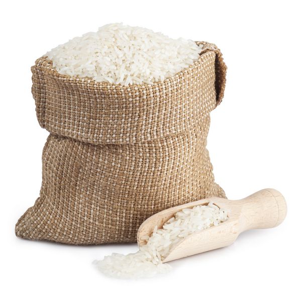 برنج سفید طولانی در یک کیسه و شلوار چوبی جدا شده بر روی زمینه سفید