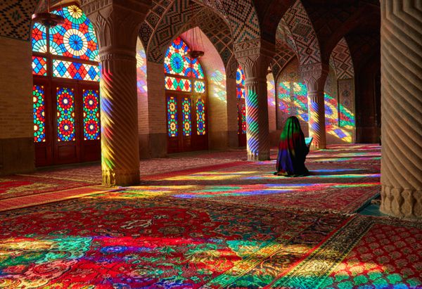 جوان مسلمان دعوت به مسجد نصیرالملک مسجد صورتی ایران شیراز