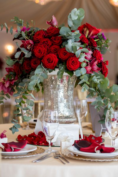 تنظیم جدول در پذیرایی عروسی لوکس گل های زیبا روی میز