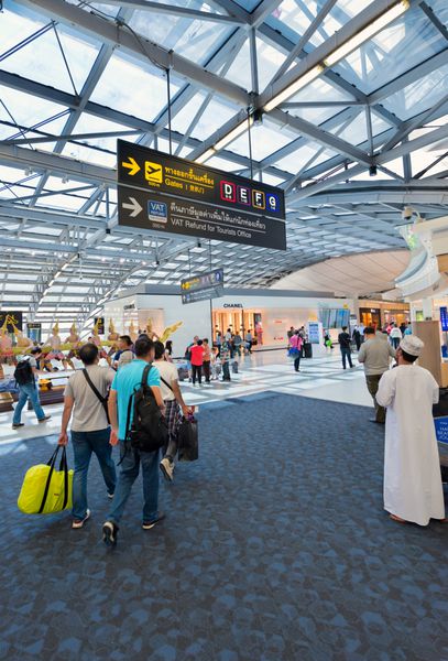 بانکوک دسامبر 17؛ 2015 افراد ناشناس در Suvarnabhumi فرودگاه بین المللی در نزدیکی دفاتر بازپرداخت مالیات بر ارزش افزوده گردشگران راه می یابند فرودگاه ششمین شلوغ ترین فرودگاه در آسیا است