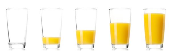 مجموعه شیشه ای از آب پرتقال تازه جدا شده بر روی زمینه سفید