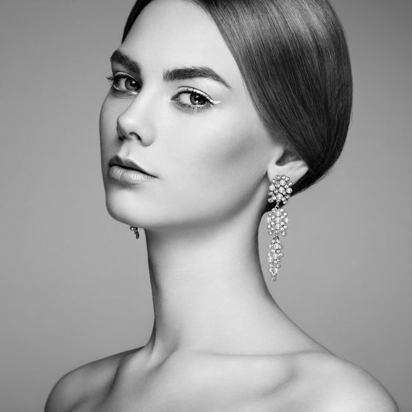 پرتره زن زیبا زن جوان با جواهرات دختر آرایش کامل زن سبک زیبایی با لوازم الماس